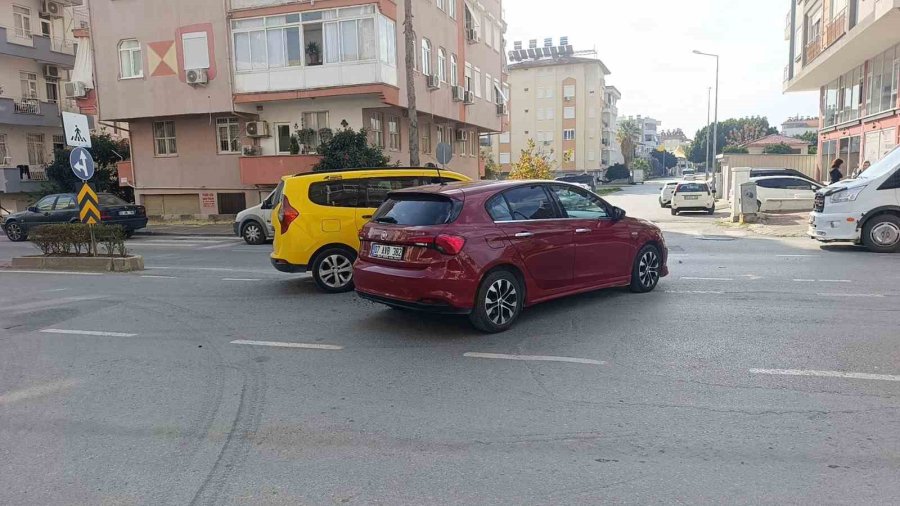 Sağa Dönmek İçin Sinyal Verip Önce Sol Şeride Geçen Otomobile Yandan Çarptı