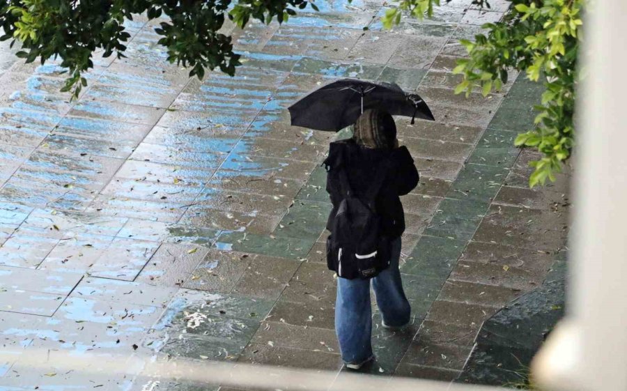 Antalya’da Sağanak Ve Şiddetli Rüzgar Etkili Oldu