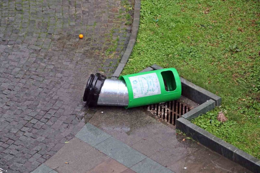 Antalya’da Sağanak Ve Şiddetli Rüzgar Etkili Oldu