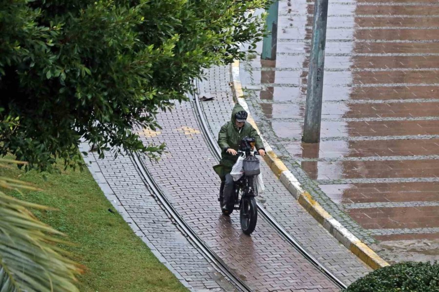 Antalya’da Sağanak Ve Şiddetli Rüzgar Etkili Oldu