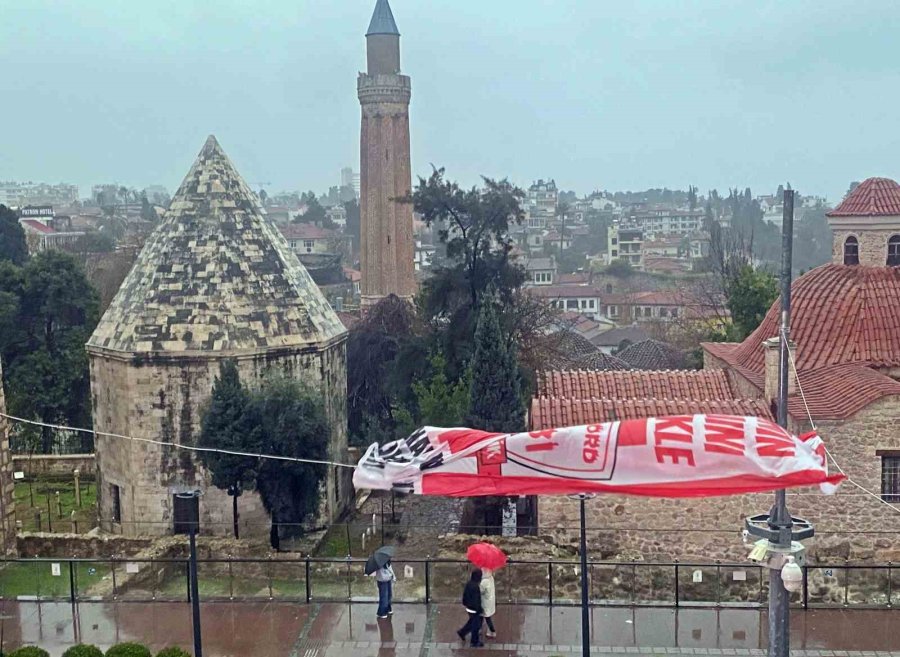 Antalya’da Sağanak Ve Şiddetli Rüzgar Etkili Oldu