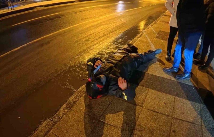 Buzlu Yolda Motosiklet Kaydı, Yola Savrulan Kurye Yaralandı