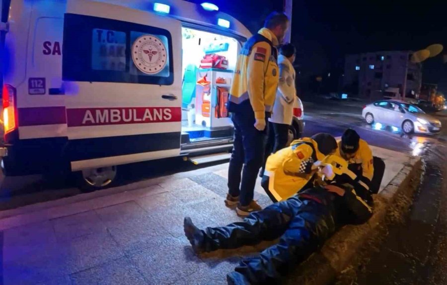 Buzlu Yolda Motosiklet Kaydı, Yola Savrulan Kurye Yaralandı