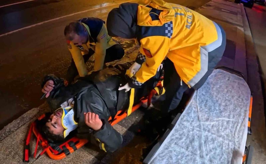 Buzlu Yolda Motosiklet Kaydı, Yola Savrulan Kurye Yaralandı