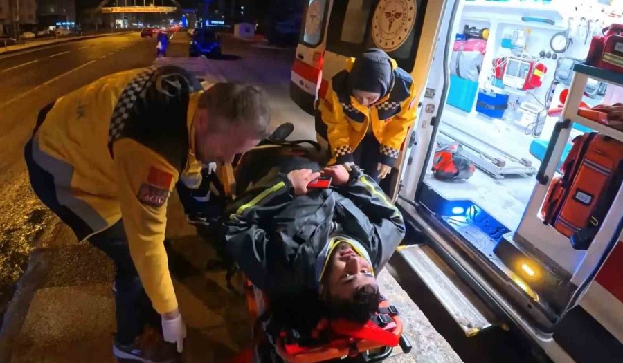 Buzlu Yolda Motosiklet Kaydı, Yola Savrulan Kurye Yaralandı