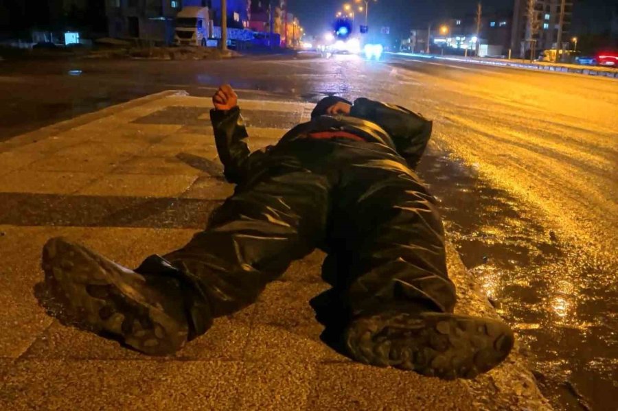 Buzlu Yolda Motosiklet Kaydı, Yola Savrulan Kurye Yaralandı