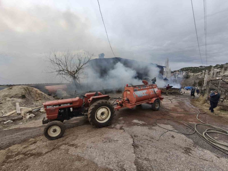 Çıkan Yangında Ev Küle Döndü, 1 Kişi Dumandan Etkilendi, 3 Hayvan Telef Oldu