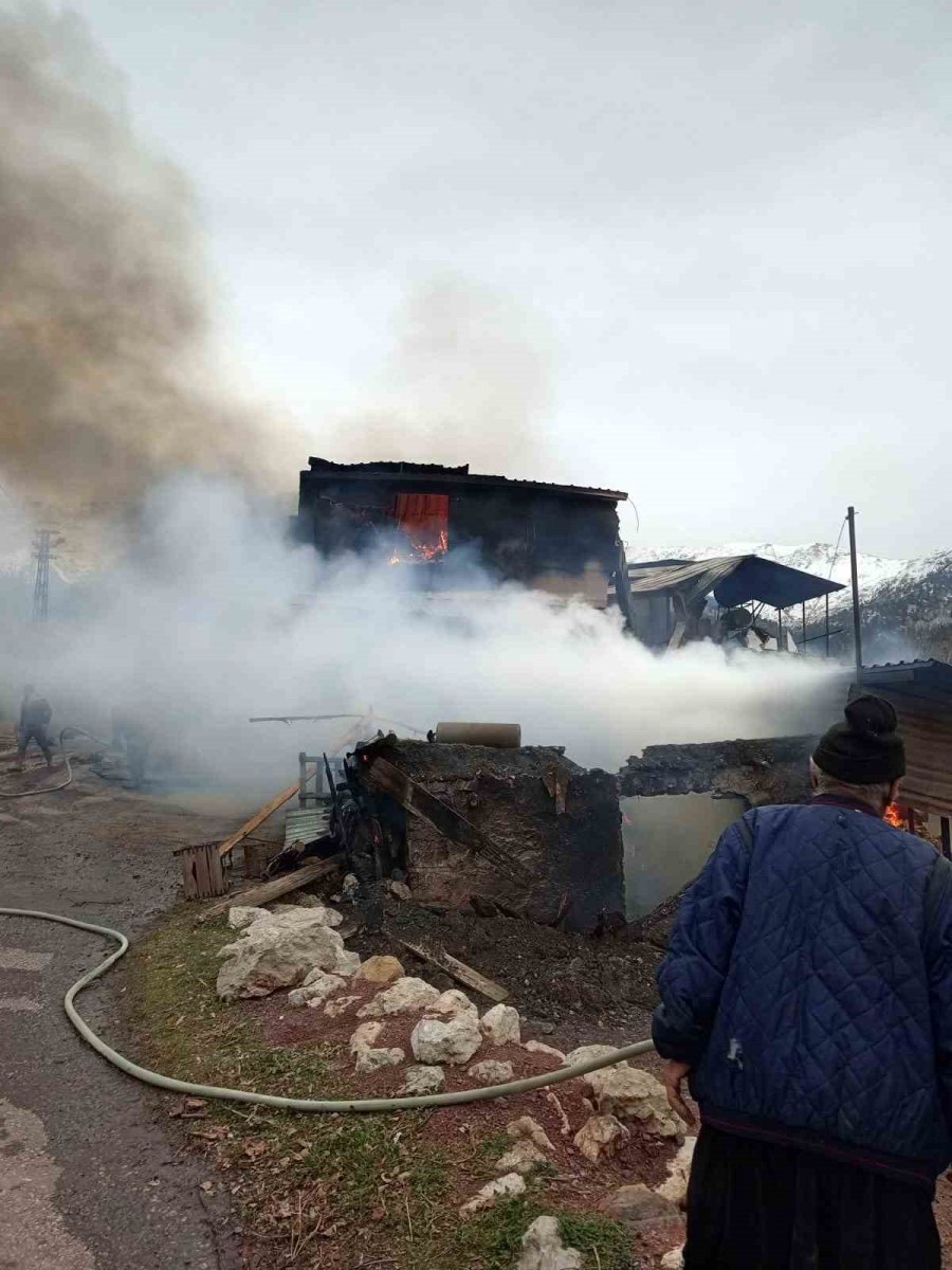Çıkan Yangında Ev Küle Döndü, 1 Kişi Dumandan Etkilendi, 3 Hayvan Telef Oldu