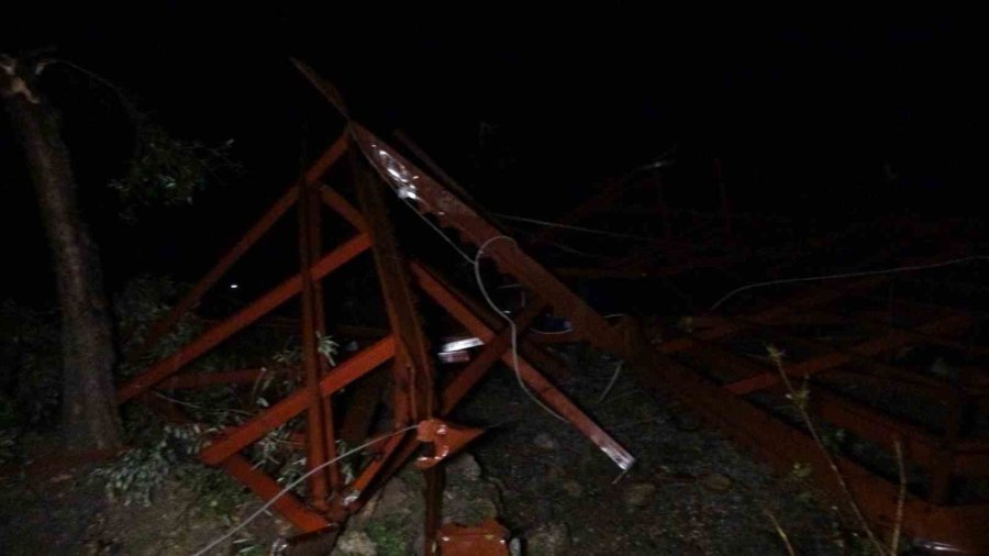 Antalya’da Hortum Dehşeti: Evlerin Çatısı Uçtu, Ağaçları Kökünden Söktü, Otomobil Ters Döndü
