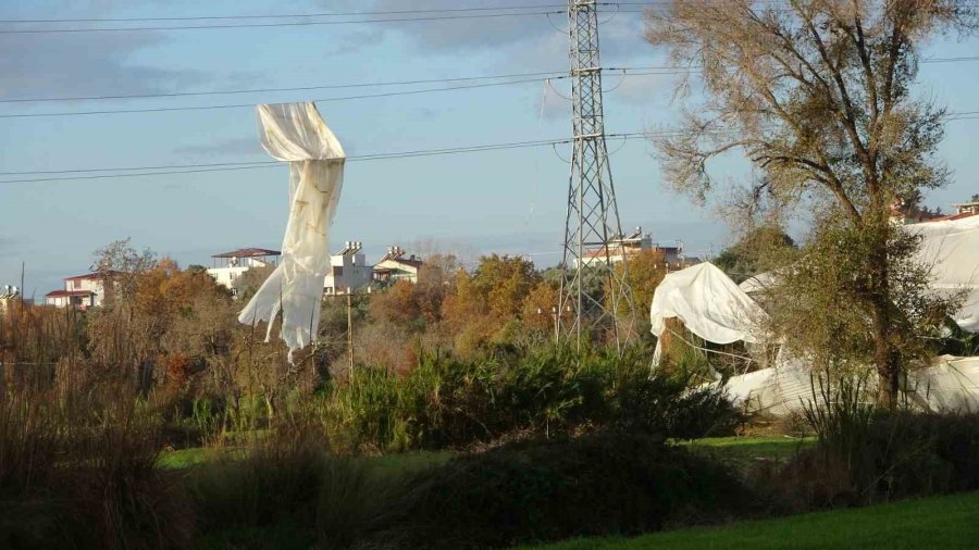 Antalya’daki Hortum Anı Kamerada: Konteynerler Savruldu, Araç Gitmekte Zorlandı