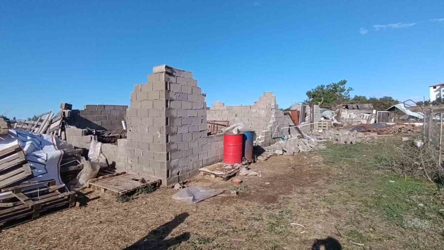 Antalya’daki Hortum Anı Kamerada: Konteynerler Savruldu, Araç Gitmekte Zorlandı