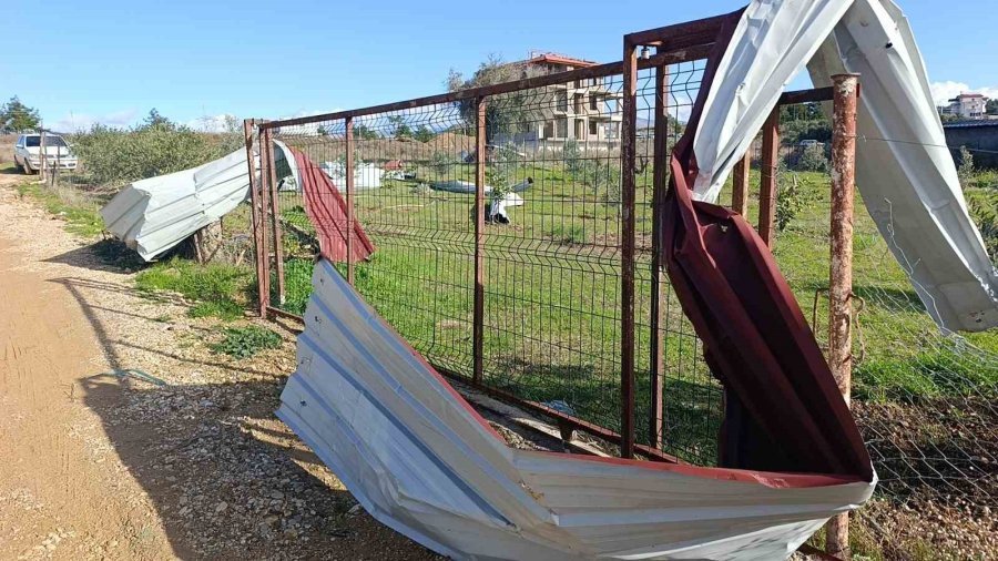 Antalya’daki Hortum Anı Kamerada: Konteynerler Savruldu, Araç Gitmekte Zorlandı
