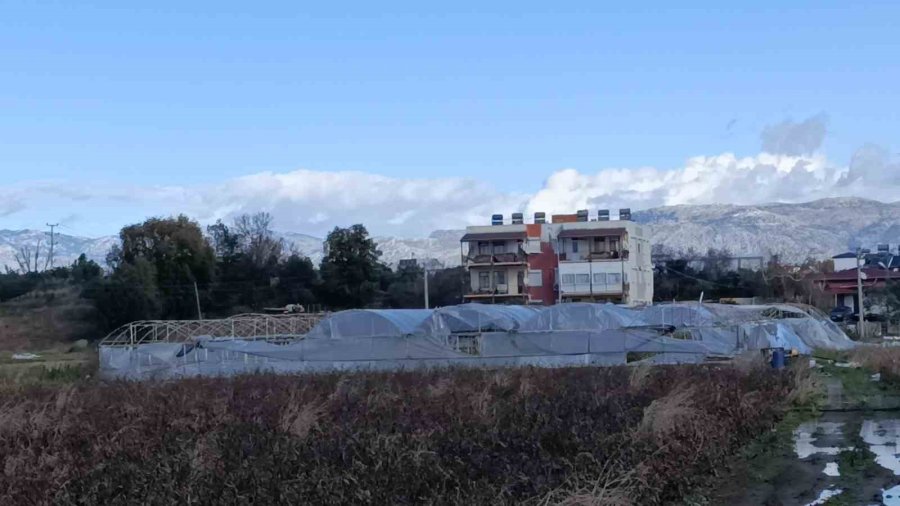 Antalya’daki Hortum Anı Kamerada: Konteynerler Savruldu, Araç Gitmekte Zorlandı