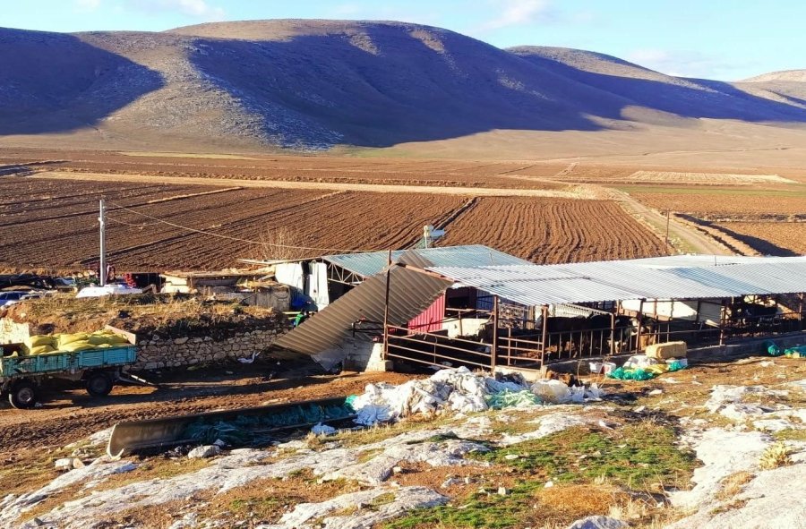 Karaman’da Fırtınada Uçan Çatının Altında Kalarak Yaşamını Yitirdi