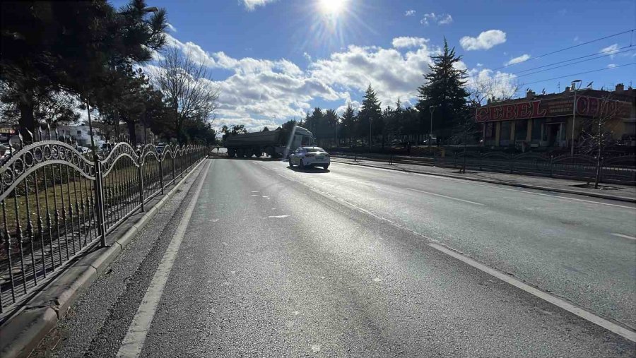 Görenleri Pes Dedirten Kazada Tır Ağaçları Ezip Karşı Şeritte Durabildi