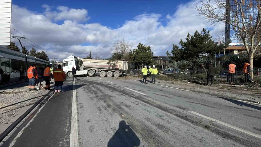 Görenleri Pes Dedirten Kazada Tır Ağaçları Ezip Karşı Şeritte Durabildi