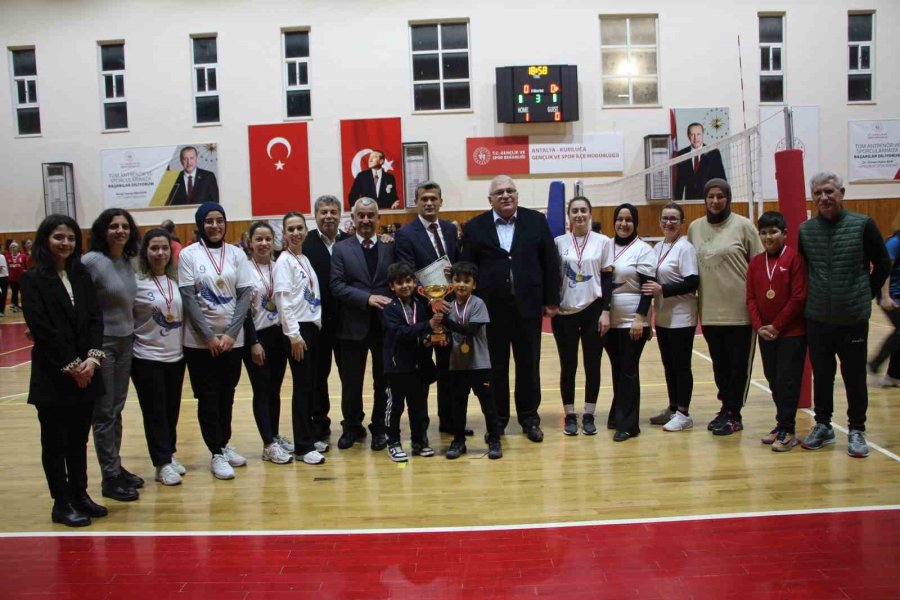 Kumluca’da Kadınlar Öğretmenler Arasında Düzenlenen Voleybol Turnuvası Sona Erdi
