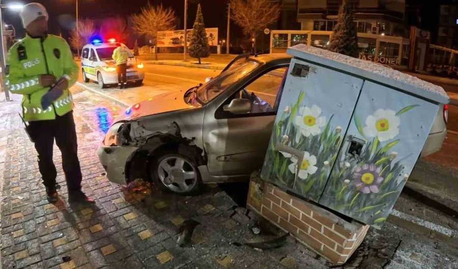 Alkollü Şekilde Direksiyon Başına Geçen Genç Kaza Yaptı: "ilk Defa İçtim, Onda Da Kaza Yaptım"