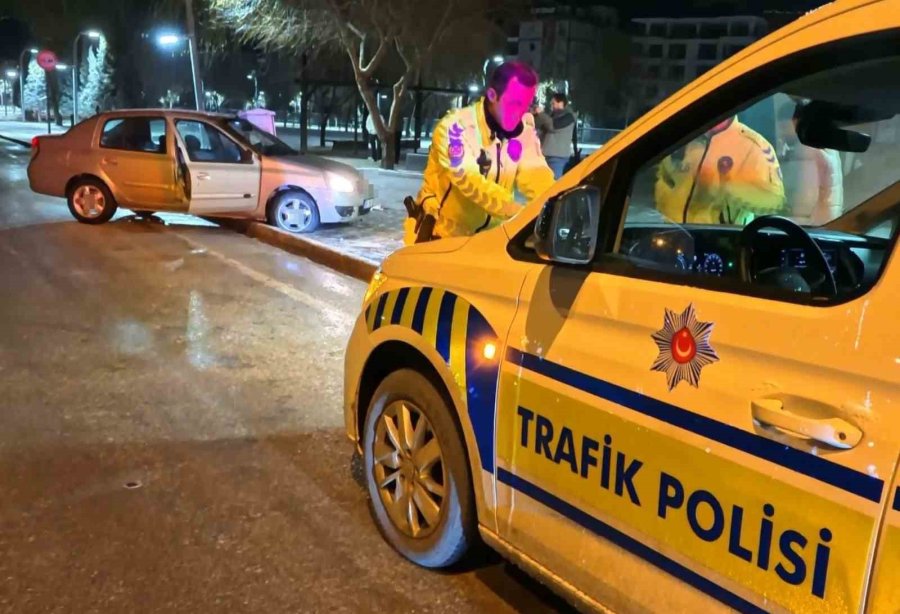 Alkollü Şekilde Direksiyon Başına Geçen Genç Kaza Yaptı: "ilk Defa İçtim, Onda Da Kaza Yaptım"