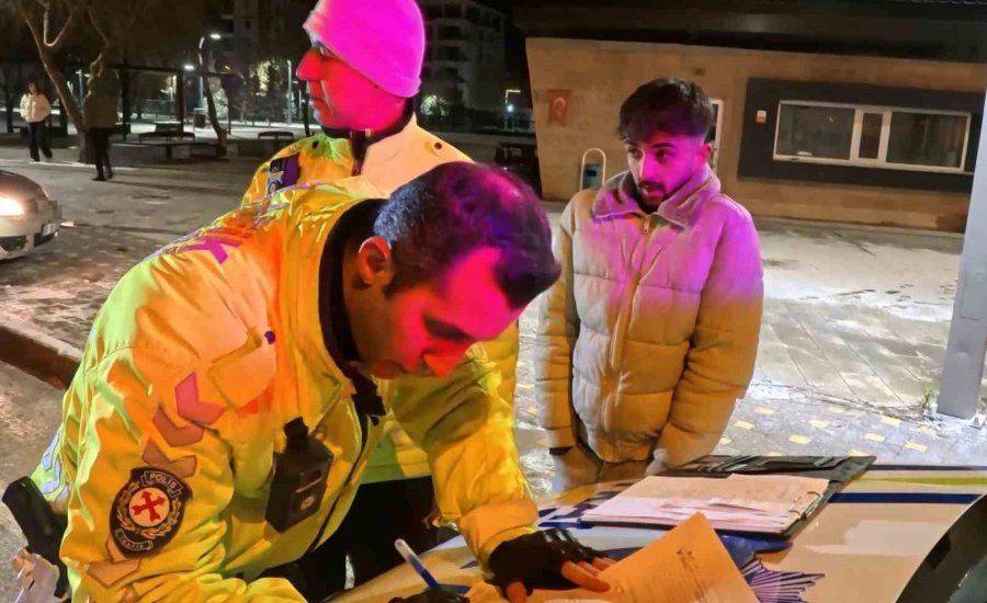 Alkollü Şekilde Direksiyon Başına Geçen Genç Kaza Yaptı: "ilk Defa İçtim, Onda Da Kaza Yaptım"