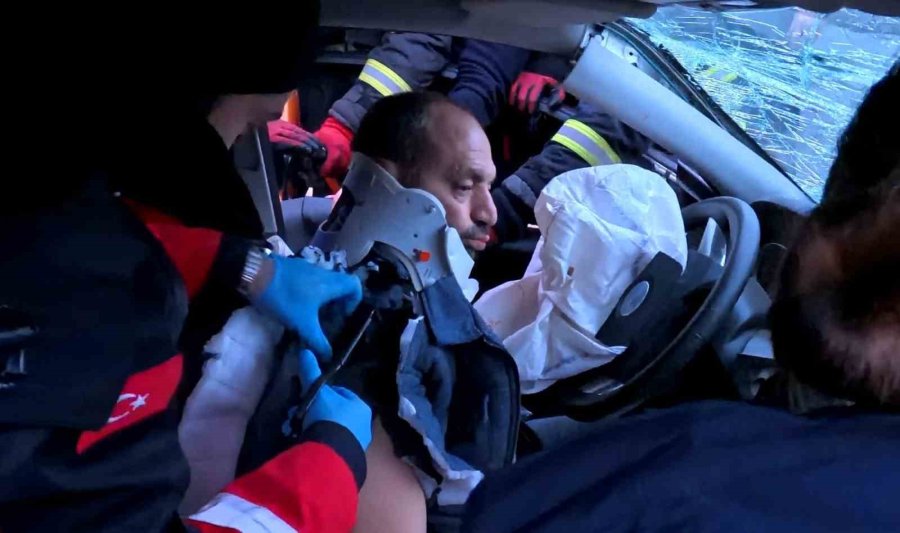 Aksaray’da Minibüs İle Otomobil Kafa Kafaya Çarpıştı: 6 Yaralı