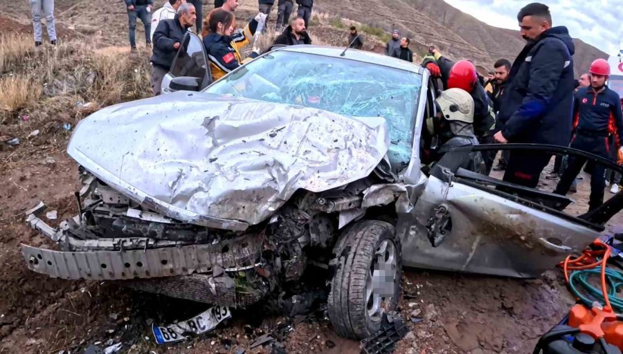 Aksaray’da Minibüs İle Otomobil Kafa Kafaya Çarpıştı: 6 Yaralı