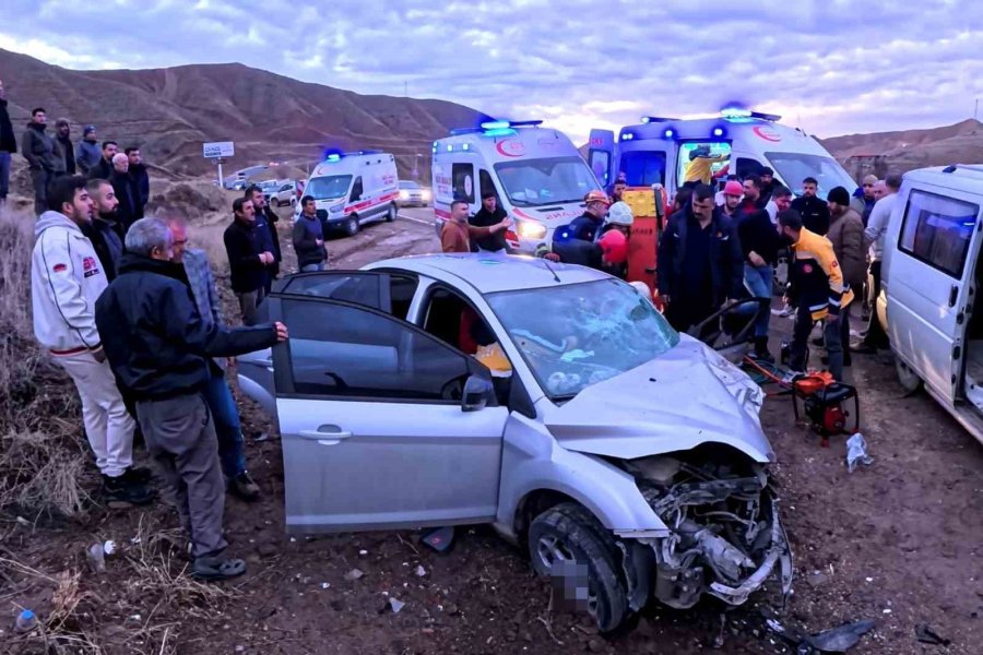 Aksaray’da Minibüs İle Otomobil Kafa Kafaya Çarpıştı: 6 Yaralı