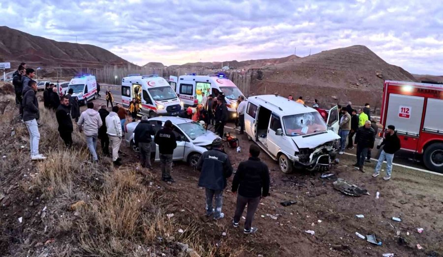 Aksaray’da Minibüs İle Otomobil Kafa Kafaya Çarpıştı: 6 Yaralı