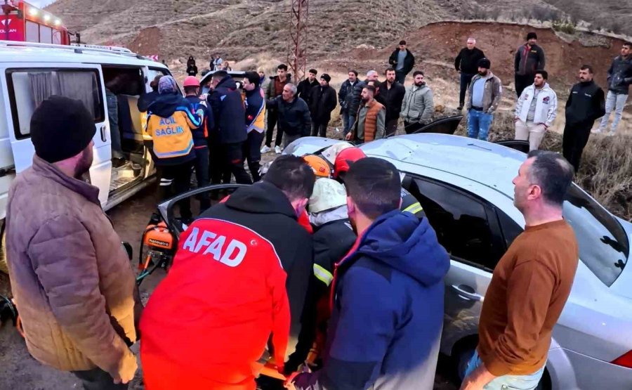 Aksaray’da Minibüs İle Otomobil Kafa Kafaya Çarpıştı: 6 Yaralı