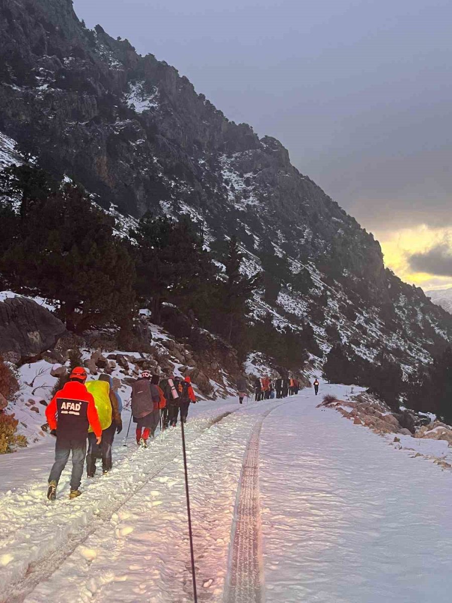 Kamp İçin Çıktıkları Dağda Mahsur Kalan 24 Kişiyi Afad Ekipleri Kurtardı