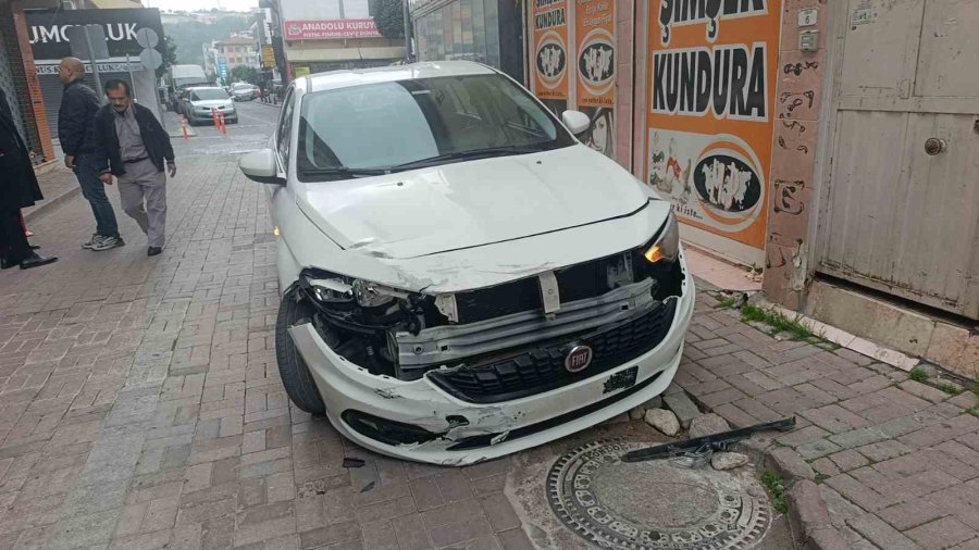 Otomobille Motosikletin Çarpışma Anı Kamerada: 1 Yaralı