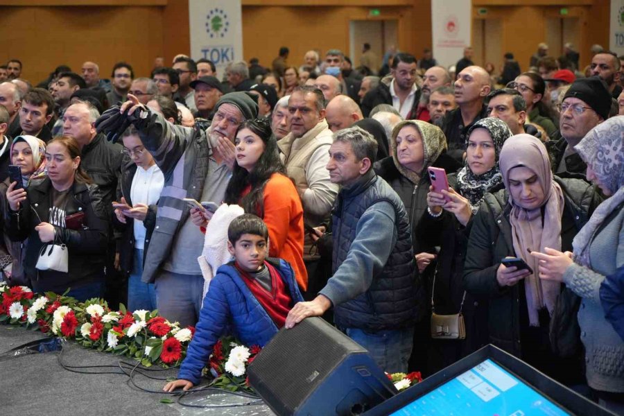 Yüzyılın Konut Projesi Kapsamında Antalya’da Kura Heyecanı: 13 Bin 213 Konut İçin Çekiliş Yapıldı