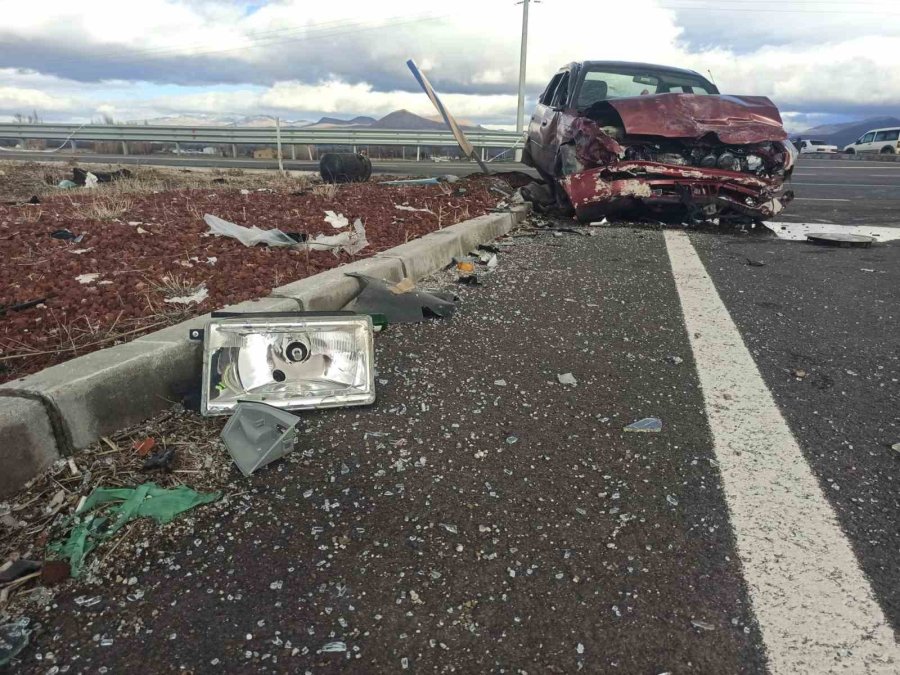 Kavşakta İki Otomobil Çarpıştı: 1 Ölü, 1 Yaralı