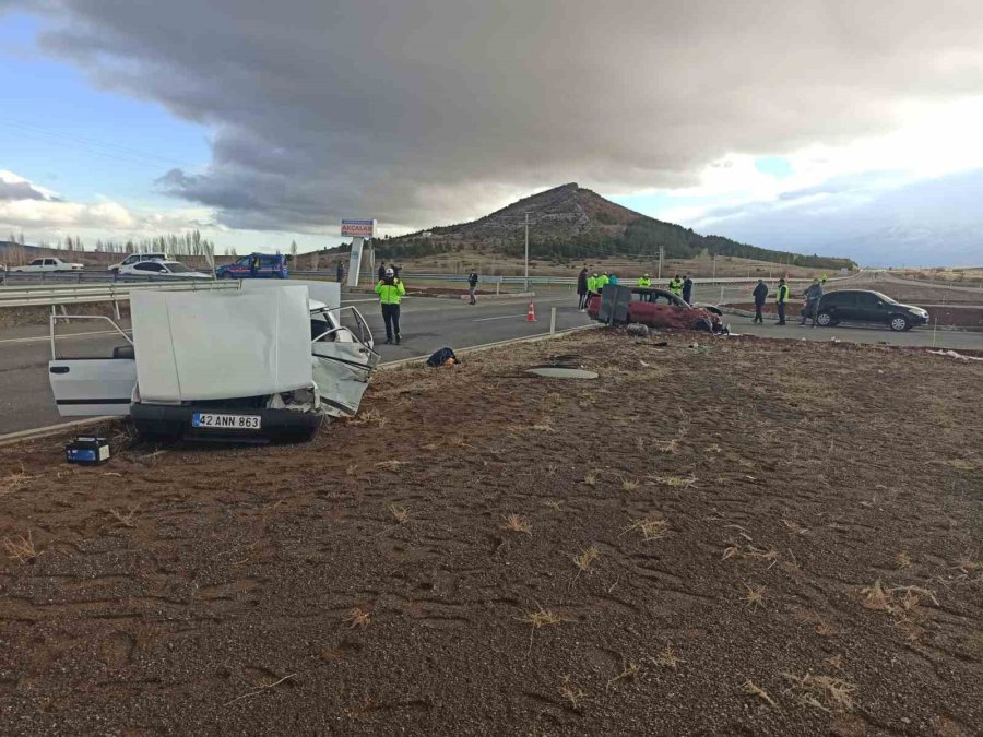 Kavşakta İki Otomobil Çarpıştı: 1 Ölü, 1 Yaralı