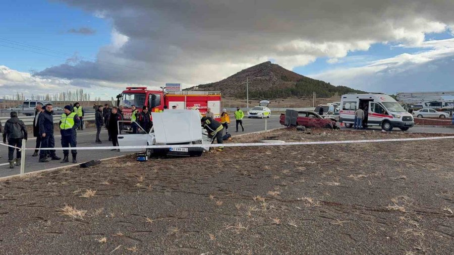 Kavşakta İki Otomobil Çarpıştı: 1 Ölü, 1 Yaralı