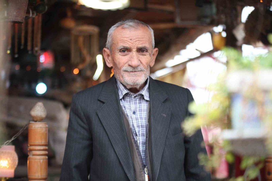 Evinin Bahçesini Topladığı Eşyalarla Müzeye Çevirdi