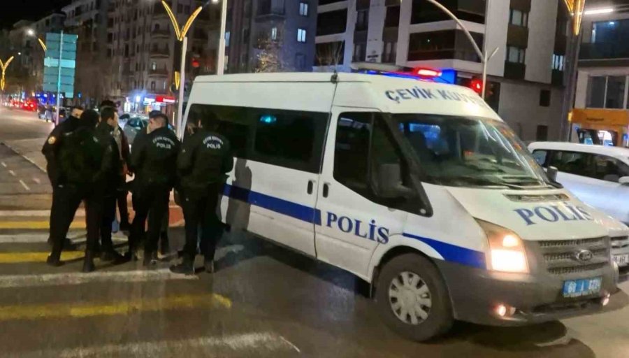 Arabanın İçinde Bıçaklandı, "kaçmasaydım Beni Öldürürdü" Dedi