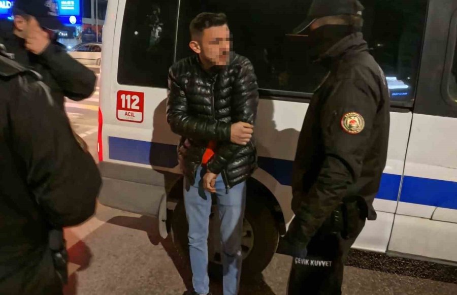 Arabanın İçinde Bıçaklandı, "kaçmasaydım Beni Öldürürdü" Dedi