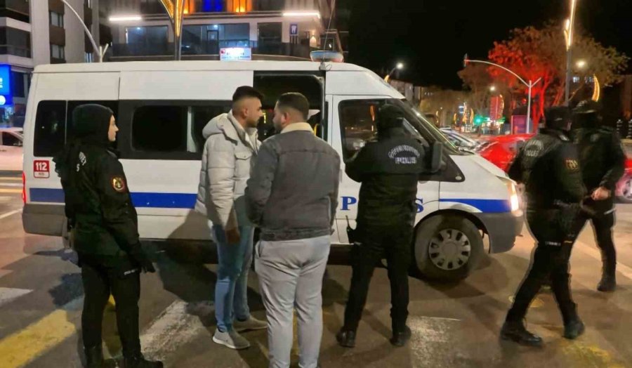 Arabanın İçinde Bıçaklandı, "kaçmasaydım Beni Öldürürdü" Dedi