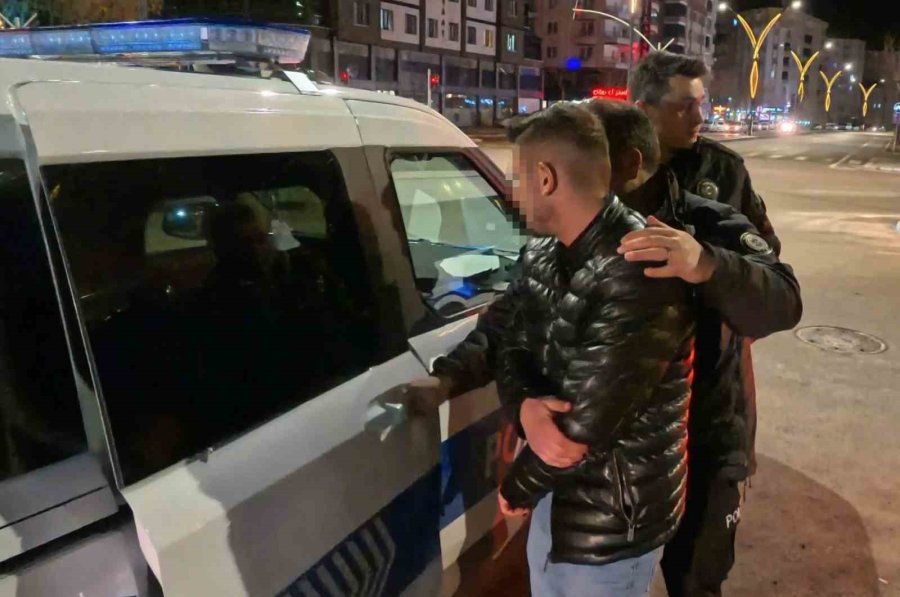 Arabanın İçinde Bıçaklandı, "kaçmasaydım Beni Öldürürdü" Dedi