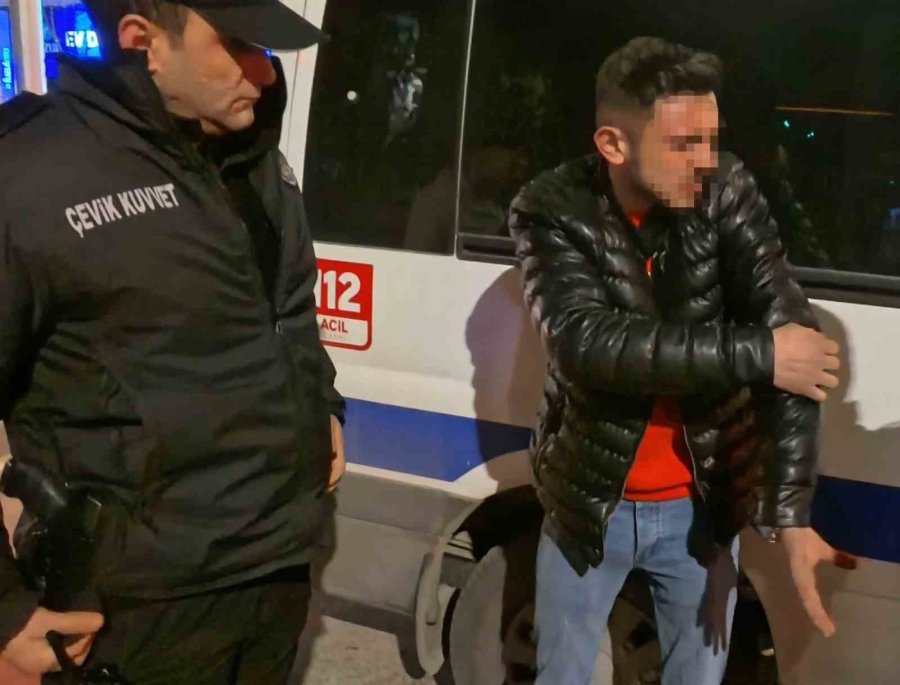 Arabanın İçinde Bıçaklandı, "kaçmasaydım Beni Öldürürdü" Dedi