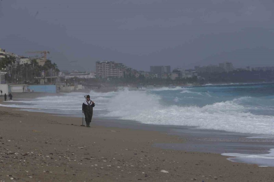 Define Avcıları Fırtınada İş Başında: Dev Dalgaların Vurduğu Sahilde Dedektörle Arama Yaptılar