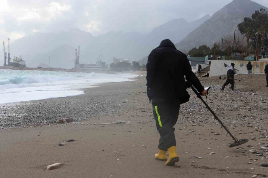 Define Avcıları Fırtınada İş Başında: Dev Dalgaların Vurduğu Sahilde Dedektörle Arama Yaptılar