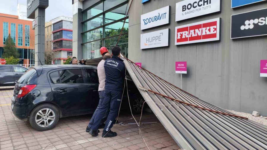 Antalya’da Çatı Uçtu, Aracın Üzerine Tabela Devrildi, Elektrik Telleri Koptu