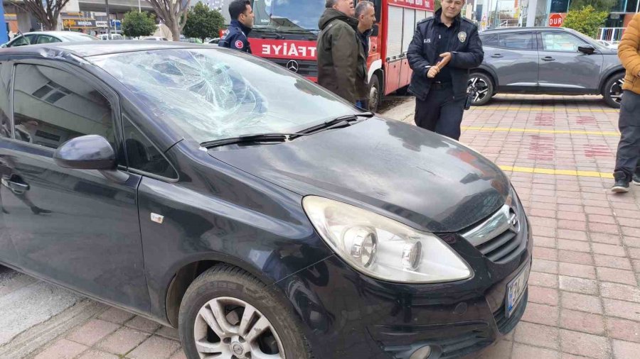 Antalya’da Çatı Uçtu, Aracın Üzerine Tabela Devrildi, Elektrik Telleri Koptu