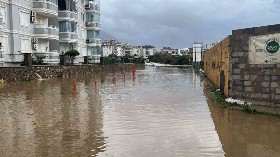 Alanya’da Yağmur , Dolu Ve Fırtına Hayatı Olumsuz Etkiledi