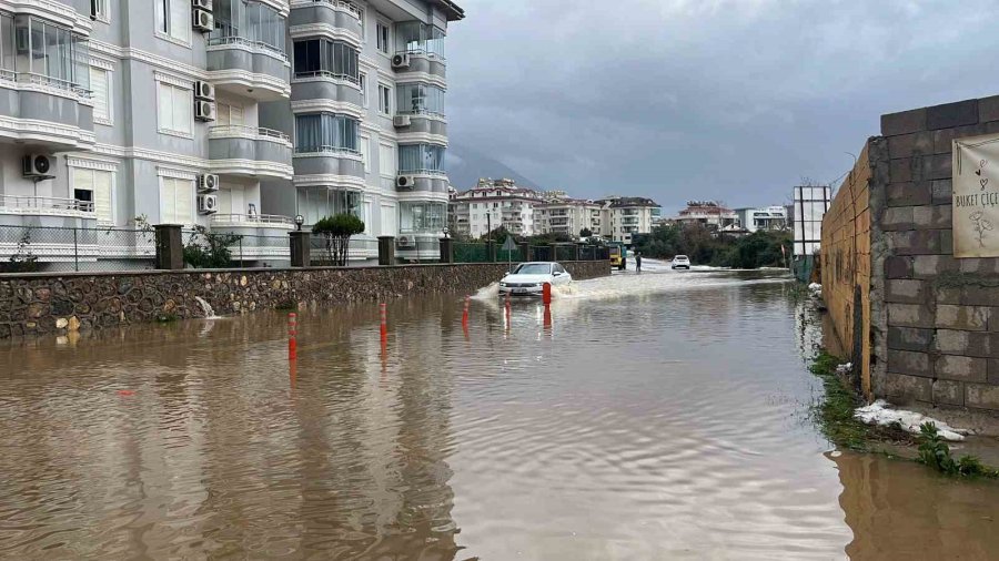 Alanya’da Yağmur , Dolu Ve Fırtına Hayatı Olumsuz Etkiledi