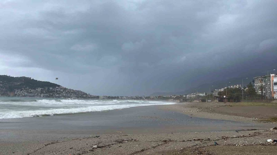 Alanya’da Yağmur , Dolu Ve Fırtına Hayatı Olumsuz Etkiledi