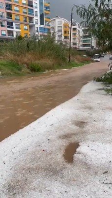 Alanya’da Yağmur , Dolu Ve Fırtına Hayatı Olumsuz Etkiledi