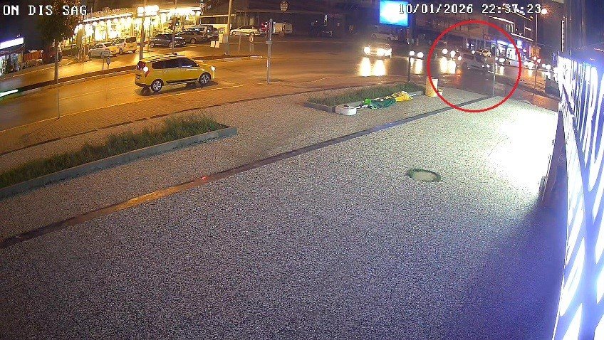 Antalya İki Otomobilin Çarpıştığı Ve 3 Kişinin Yaralandığı Kaza Anı Kamerada